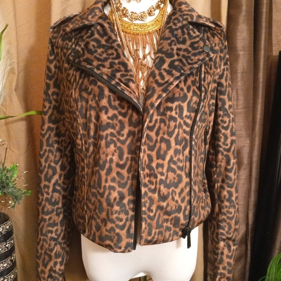Stylish Leopard Print Jacket ๐ - Picture 2 of 6